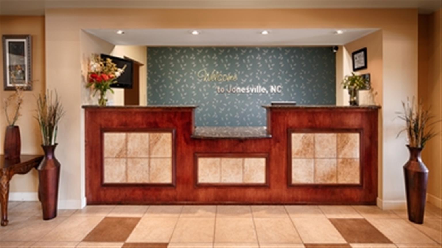 Best Western Plus Yadkin Valley Inn & Suites Jonesville Exterior photo