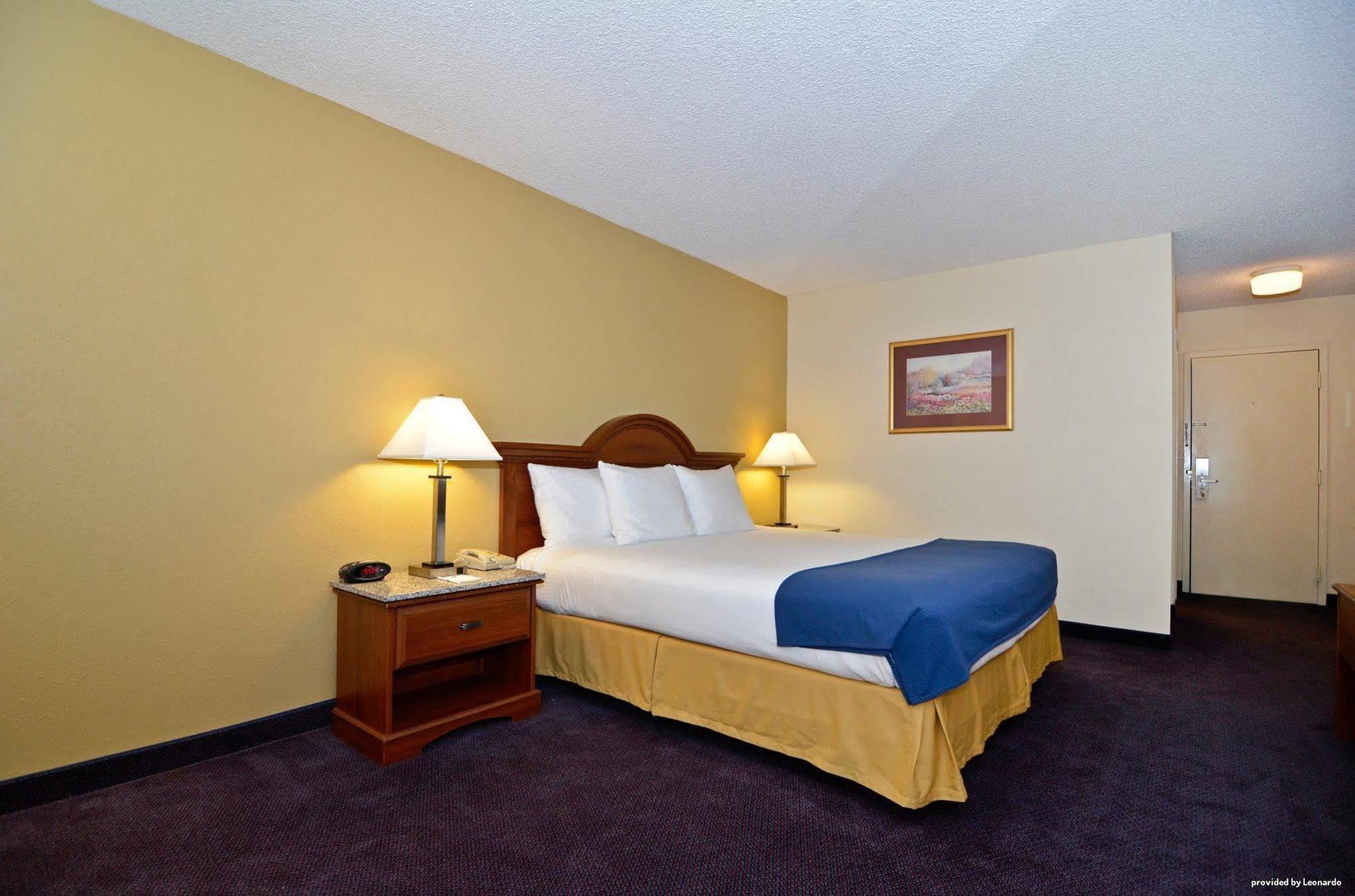 Best Western Plus Yadkin Valley Inn & Suites Jonesville Room photo