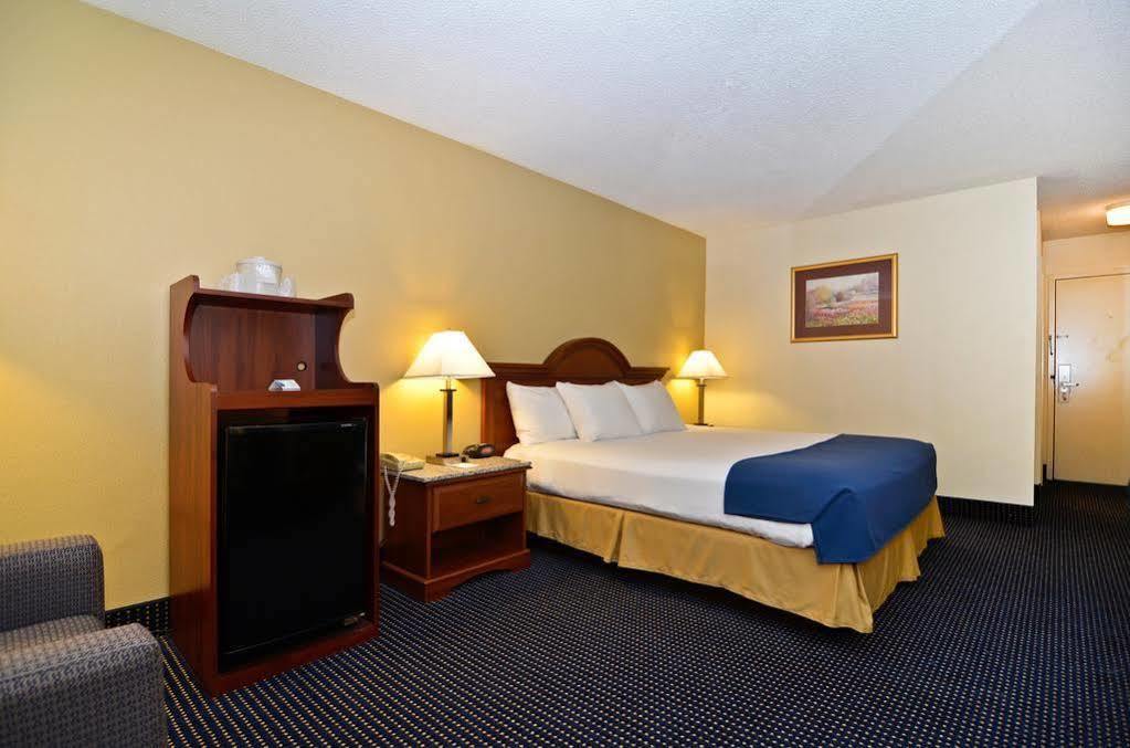Best Western Plus Yadkin Valley Inn & Suites Jonesville Exterior photo